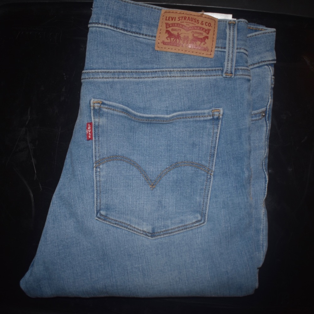 Light Wash Women’s 311 Levi’s Size 8/9